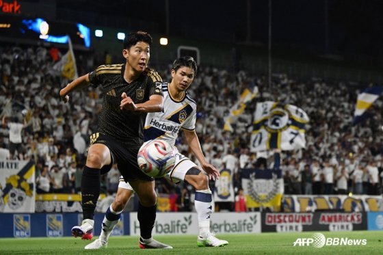 Son Heung-min (izquierda) concentrándose en el juego. /AFPBBNoticias=Noticia1