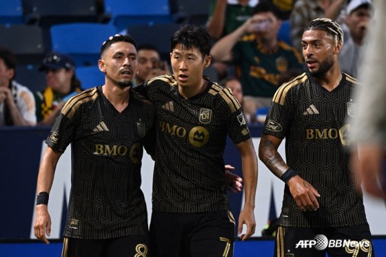 Son Heung-min (centro) inmediatamente después del primer gol de LAFC. /AFPBBNoticias=Noticia1