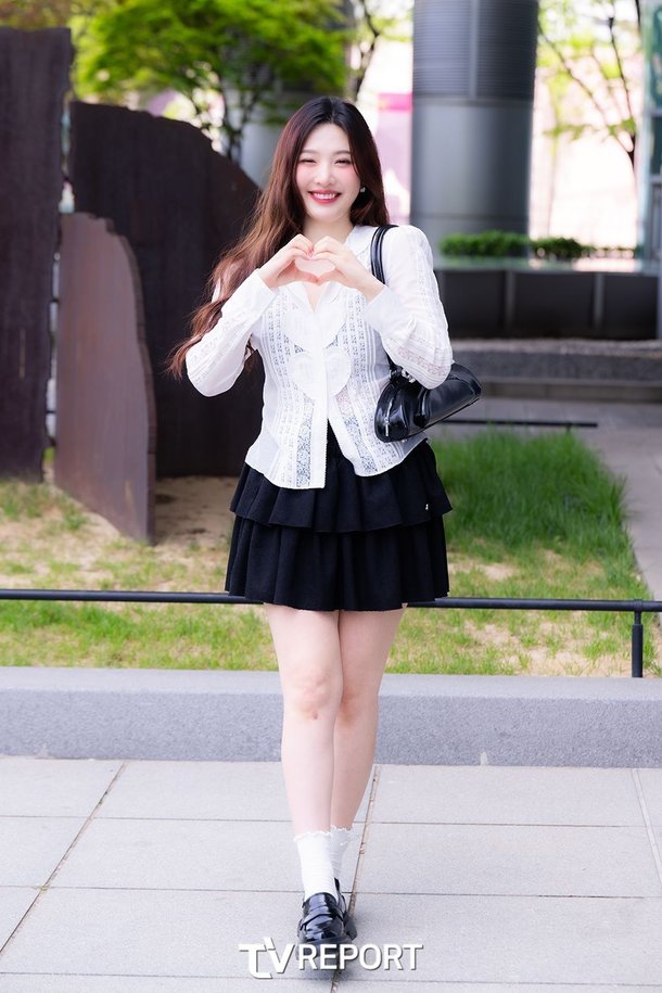 [T포토] 레드벨벳 조이 &apos;발끝까지 애교&apos;