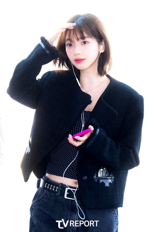 [T포토] 에스파 카리나 &apos;살짝 드러난 허리&apos;