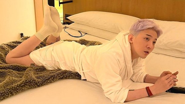 &apos;이주연 열애설♥&apos; 지드래곤, 일본 호텔서 포착…가운만 입고 미소 [RE:스타]