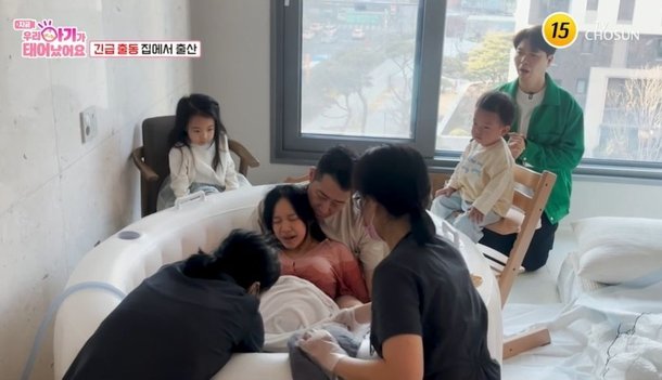 박수홍, 가정 출산 산모 지켜봐…6세·3세 자녀도 함께 뭐 이런 방송이 (&apos;태어났어요&apos;)