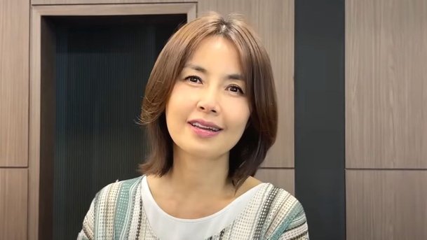 &apos;57세&apos; 신애라, 건강 이상 고백…이가 자꾸 깨지고 잇몸 위로 올라가 [RE:뷰]