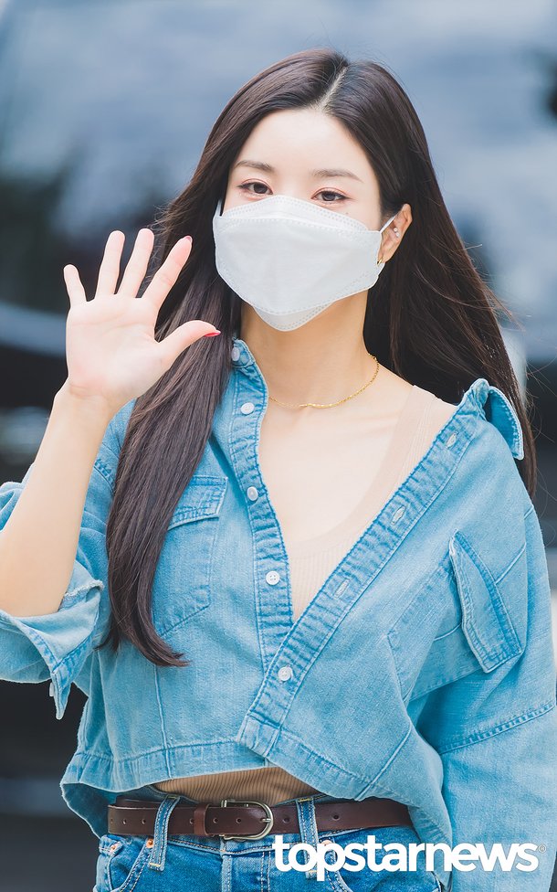 Hd포토] 권은비, '살짝 노출한 쇄골라인' (두시탈출 컬투쇼 출근길) : 네이트 연예