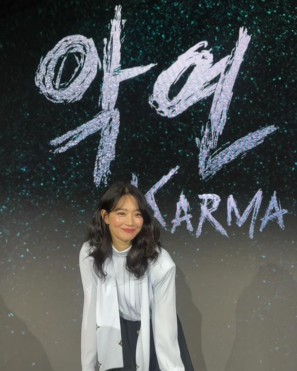 배우 신민아, 새 드라마 '악연' 공개 앞두고 팬들에게 사랑스러운 미소 [스타근황]