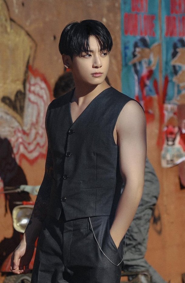 숫자로 증명된 인기…방탄소년단(BTS) 정국, &apos;Standing Next to You&apos; 1억뷰→글로벌 기록 경신