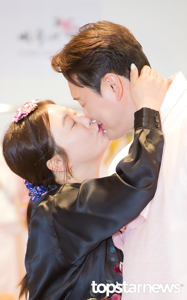 심진화-김원효 부부, &apos;연예계 대표 잉꼬부부의 뜨거운 키스&apos; (박술녀 포토콜) [HD포토]