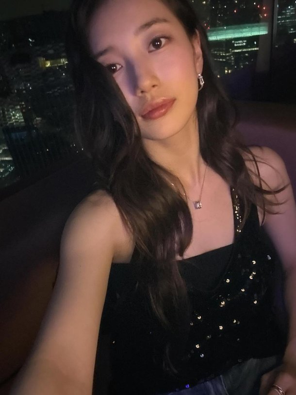 은은한 빛 속 반짝임…수지, 밤하늘 닮은 근황→댓글 관심 집중