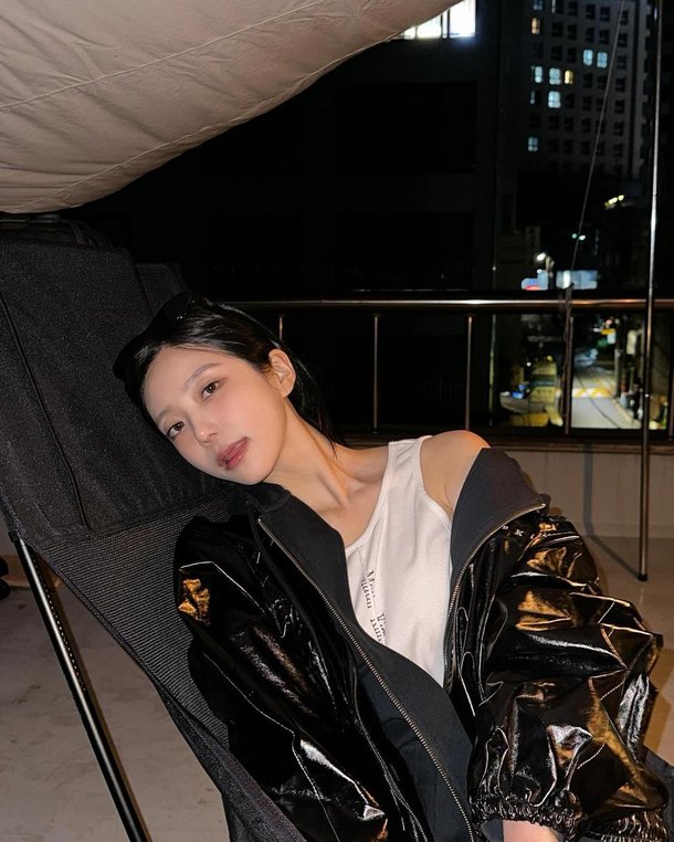 옥상 밤공기와 삼겹살 한 조각…윤하정, 도심의 여유 담은 근황→팬들 반가움