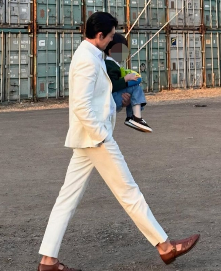 김우빈, 아이 한 손으로 든 여유로운 모습…&apos;아빠&apos; 이미지 완벽 소화