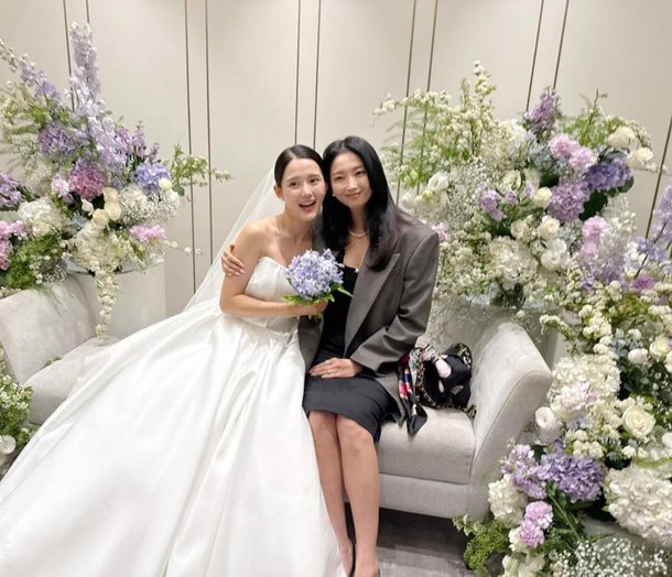 도회적 무드+진심 축복…오윤아, 청초 웨딩 현장서→따뜻한 존재감