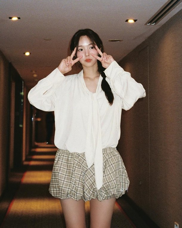 내추럴 청순+애교 손짓…채수빈, 복도 속 청량 미소→봄 감성 폭발