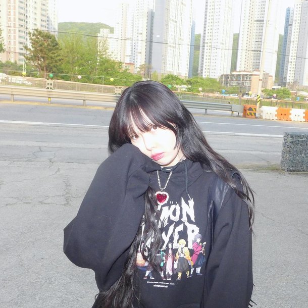 흑발 롱헤어에 빛바랜 눈빛…현아, 쓸쓸함 속 부드러운 반전→변화의 여운