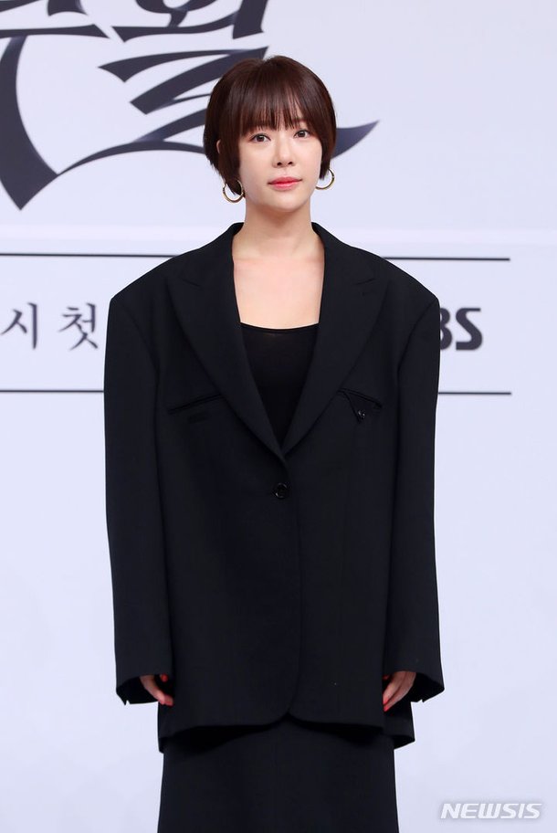 43억 횡령 직격탄…황정음, 광고 삭제 후 끝내 고개 숙였다