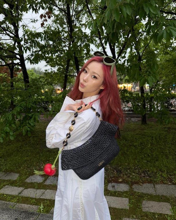 핑크 헤어+화이트 드레스 대조…지젤, 싱그러운 산책길→초여름 아우라 압도