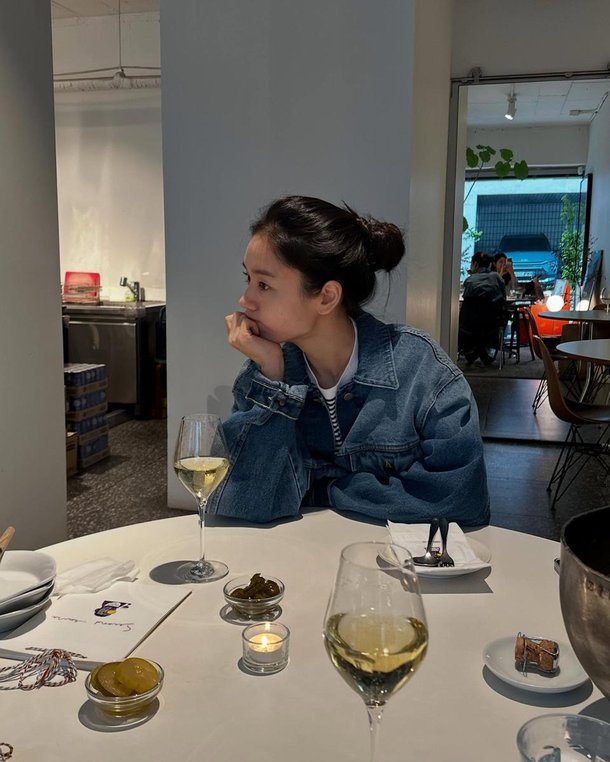 청청 데님에 적막 풍경…안은진, 묵묵한 표정→봄밤 감성 흔들다