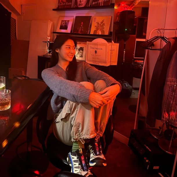 장난기 어린 미소 머금고…김설현, 느긋한 오후→빛나는 자연스러움