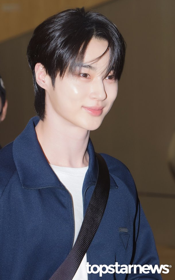 변우석, 과잉 경호 이어 또 공항에서…출국 중 가드라인 무너뜨린 팬들 [TOP이슈]
