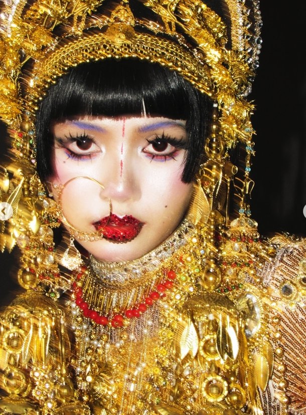 블랙핑크 리사 황금 둘렀다…파격 핼러윈 변신 : 네이트 연예