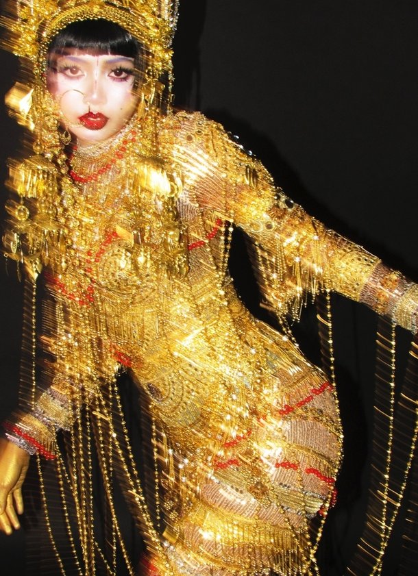 블랙핑크 리사 황금 둘렀다…파격 핼러윈 변신 : 네이트 연예