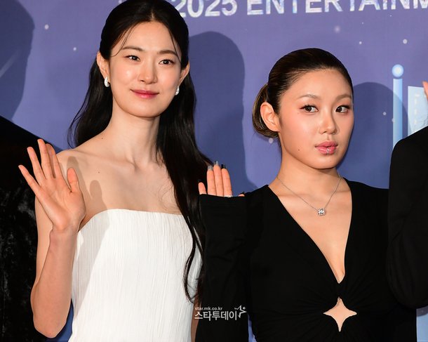 2025 MBC 방송연예대상 레드카펫에 참석한 옥자연과 리정