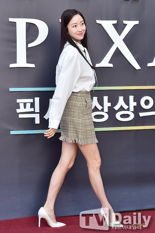 [TD포토] 전혜빈 &apos;간절기 패션&apos;
