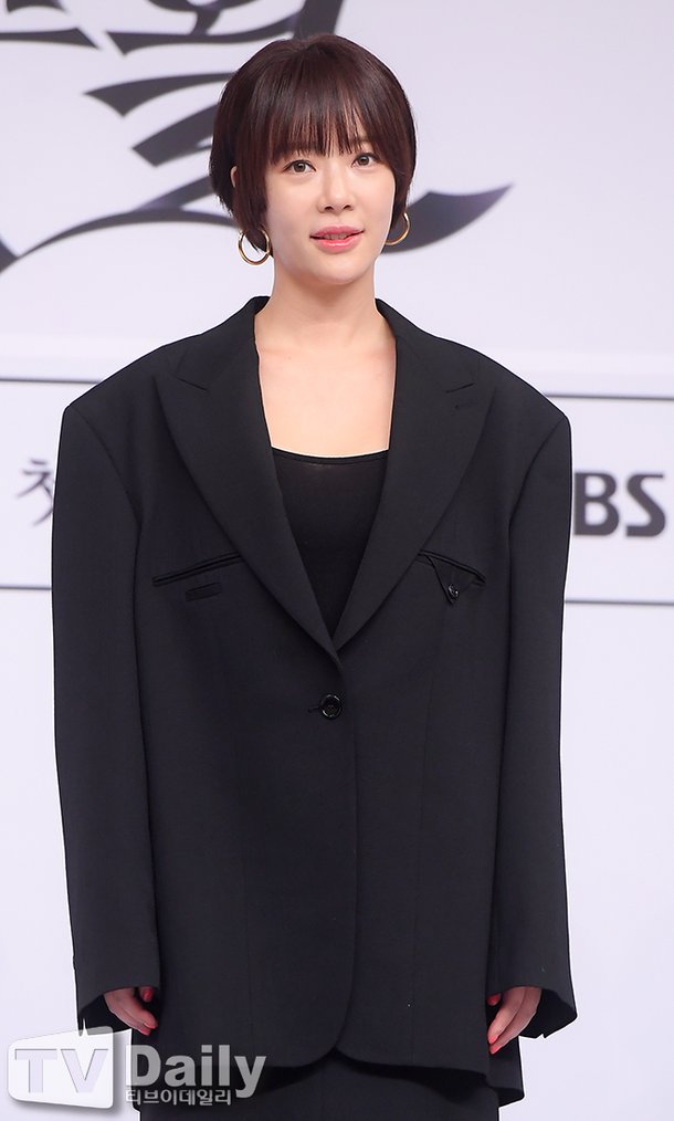 황정음, 소속사 공금 43억 횡령해 코인 투자 혐의 일부 피해액 변제