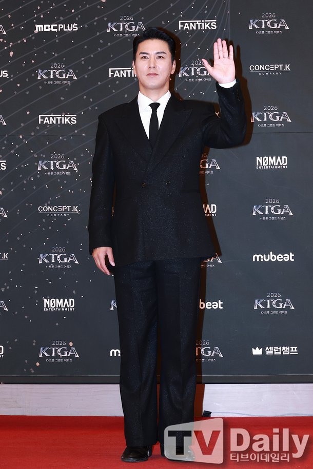 장민호 포토월 손인사