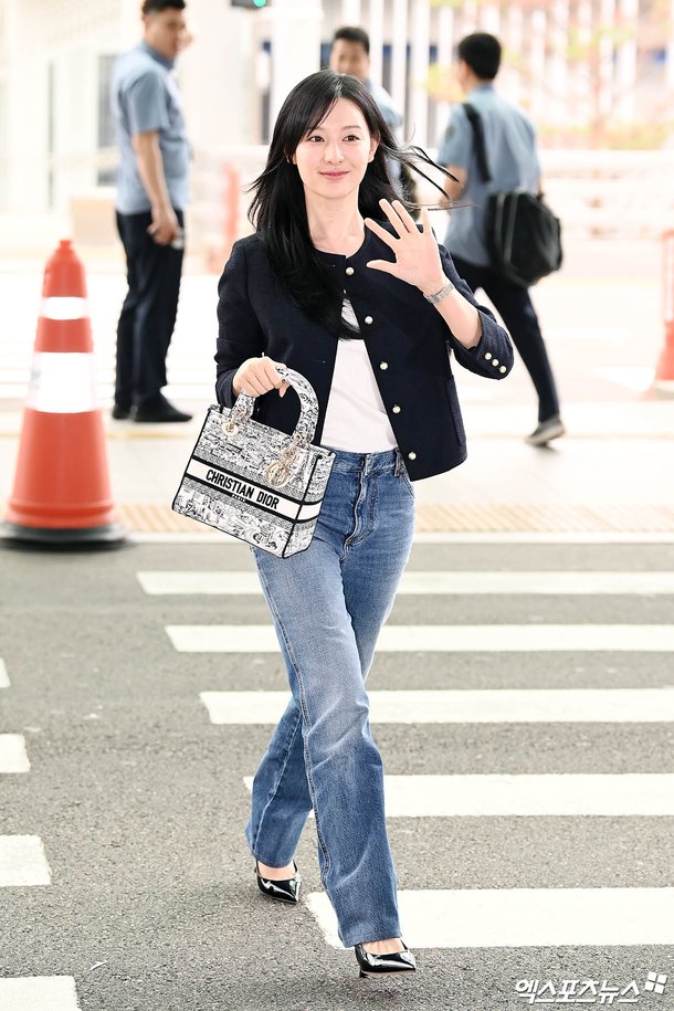 Kim Ji-won 'You have to carry a bag and greet people'