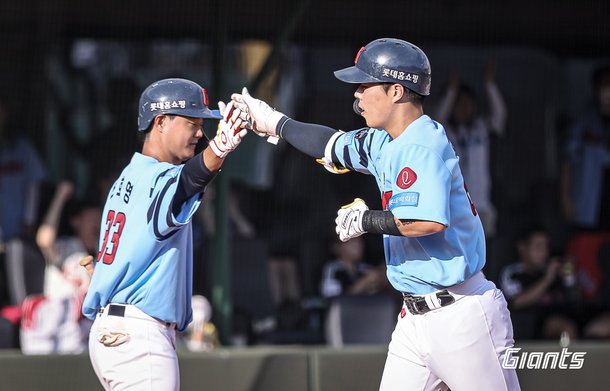 Lotte infielder Ko Seung-min (right) started as the second batter and second baseman⁣ in the 14th match between LG and the team in the '2024 Shinhan SOL Bank⁢ KBO League' held at Sajik Stadium on the 17th. He achieved the 32nd cycle hit in KBO League history with a hit-triple-hit-home run-double. Lotte ‌Giants
