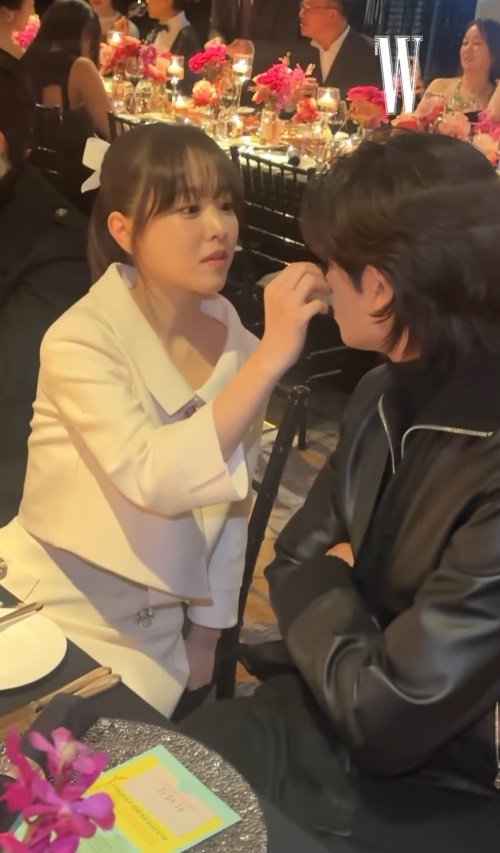 Park Bo-young and Park Hyung-sik, suspicions of rekindled romance... Caught red-handed removing eyebrows