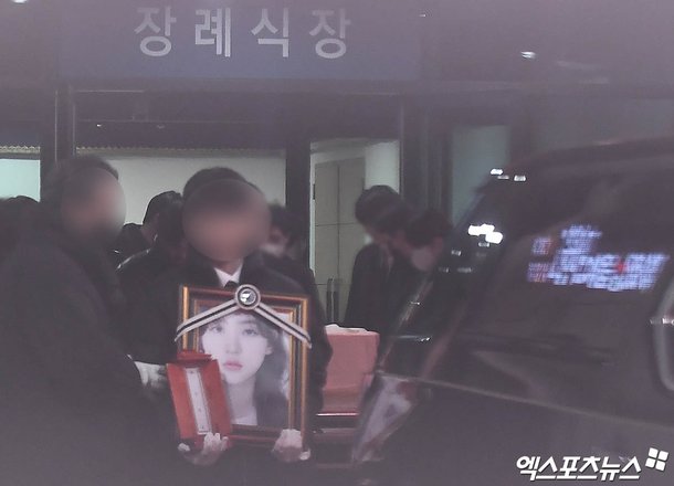 The funeral of the late Kim Sae-ron, farewelled with tears from family and friends... The 'genius child actor' becomes a star in the sky [Summary]