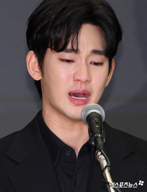 '눈물의 기자회견' 김수현[포토]