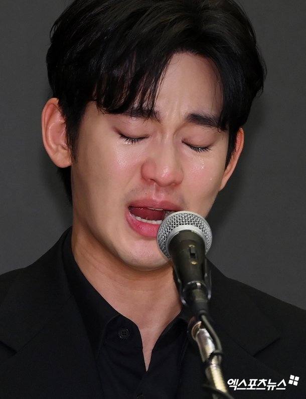 김수현, 21일만 &quot;죄송&quot; 은퇴식인가 했더니…&quot;증거 조작&quot;→채팅창 마비 '아수라장' [종합]