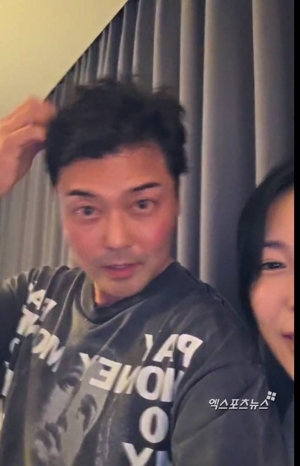 전현무, 톱女가수와 긴급 라방…집에서 술톤으로 인사+소개 [엑&apos;s 이슈]