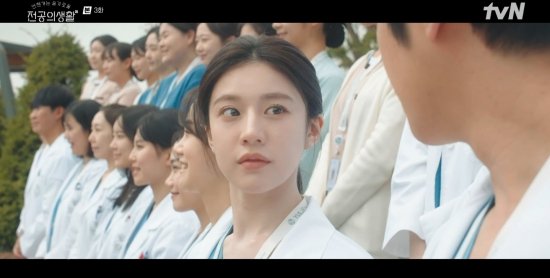 &apos;언슬전&apos; 고윤정, ♥정준원 손잡았다…러브라인 시작되나 [종합]