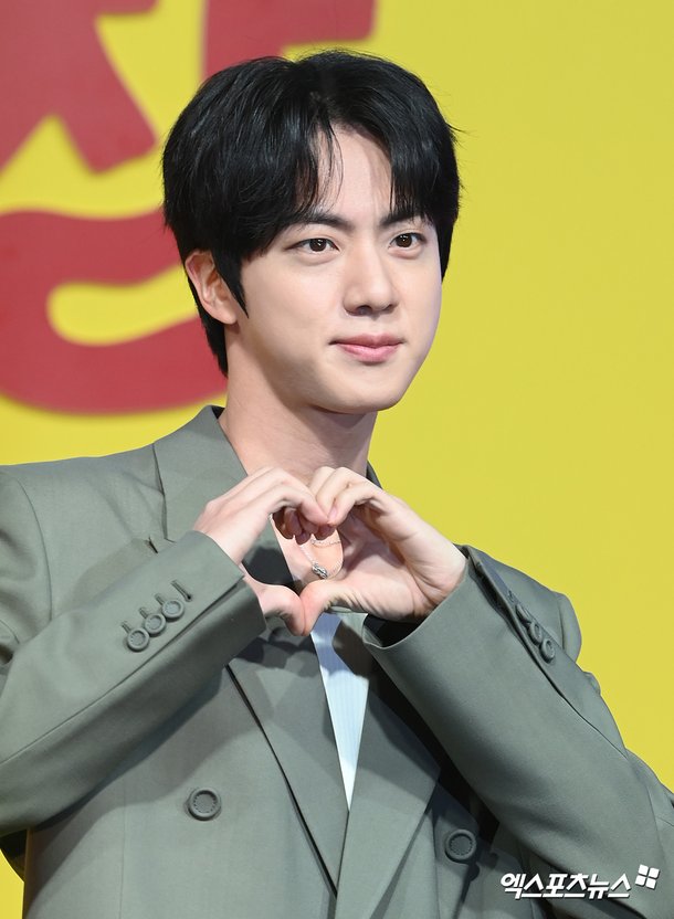 BTS 진, 콜드플레이 공연 깜짝 등장…뽀뽀까지 받은 2년 반만 '콜라보' [엑's 이슈]