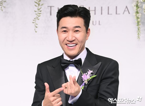 &apos;결혼&apos; 김종민 ♥아내 첫사랑이 축가 불렀다…동방신기, 日서 급히 귀국 [엑&apos;s 이슈]