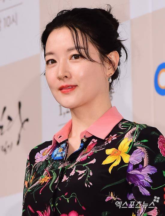 &apos;재산 2조 남편♥&apos; 이영애, 데뷔 후에도 알바했다 등록금 벌어야, 초콜릿 팔았다 (요정재형)[종합]