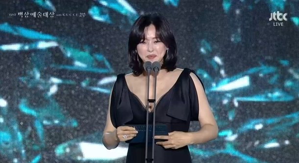 &apos;둘째 임신&apos; 이하늬, &apos;백상&apos;으로 공식석상…남궁민과 나란히 시상 [백상예술대상]