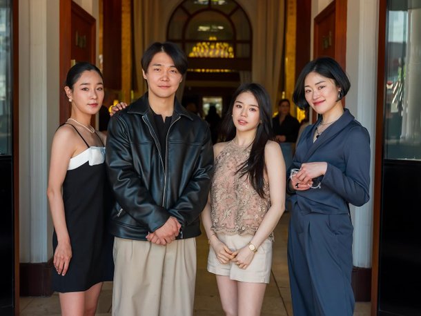 &apos;조재현 딸&apos; 조혜정, 유창한 영어로 칸 휩쓸었다더니…감독님 든든해요