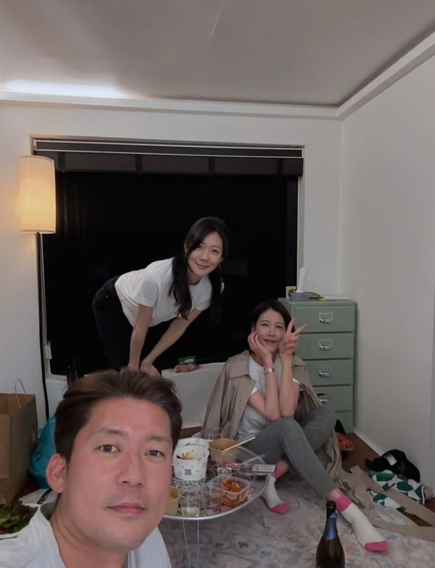 김대호, 취기 오른 얼굴…前 직장 女 아나운서 동료 만났다 [★해시태그]