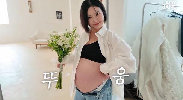 &apos;쌍둥이 임신&apos; 레이디 제인, ♥남편과 만삭 촬영…아름다운 D라인