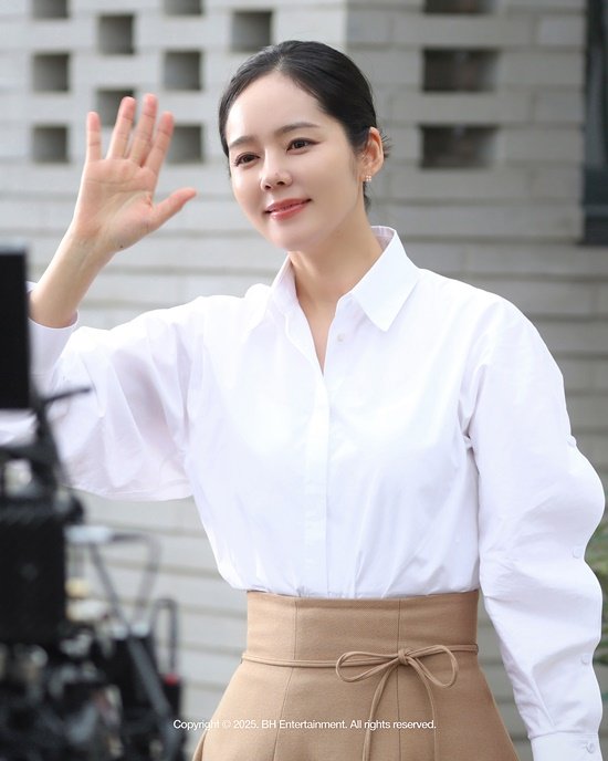 한가인, 그림 같은 콧대…비하인드컷에서도 완벽 아우라 &apos;레전드 미모&apos;