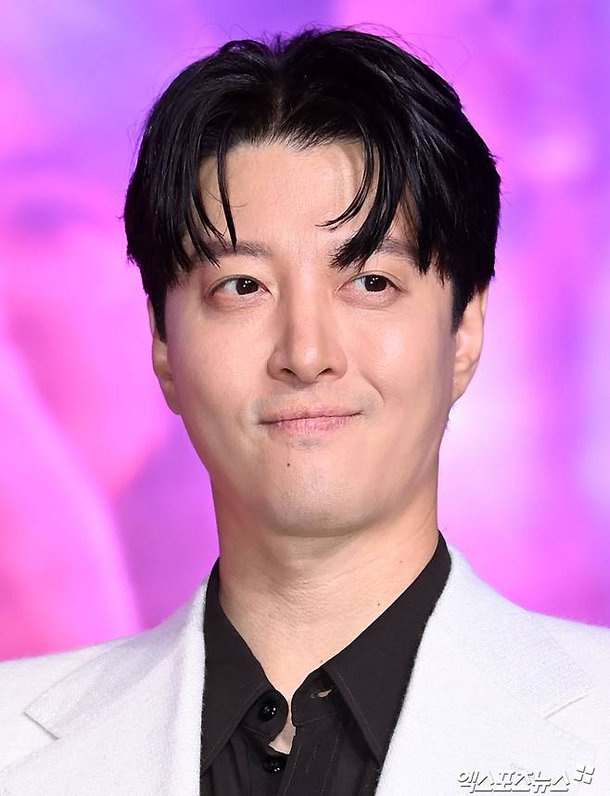 딸 위해 열애 안 돼 이동건, 이혼 5년만 미모의 女와 열애? 묵묵부답 [엑&apos;s 이슈]