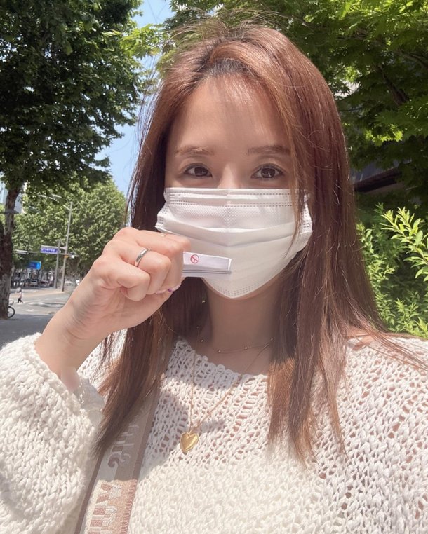 신지, &apos;김문수 지지 오해&apos; 해프닝에 손가락 감췄다…주먹 불끈 투표 인증샷 [엑&apos;s 이슈]