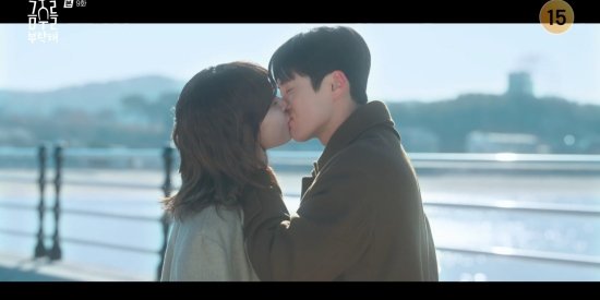 &apos;금주를 부탁해&apos; 공명, ♥최수영에 키스 눈을 뗄 수가 없어