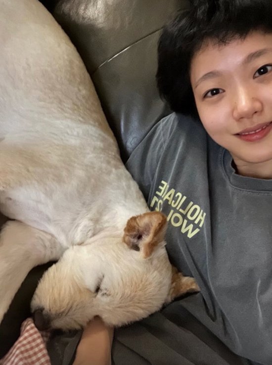 &apos;민낯&apos; 김고은, 꼬질美 반려견과 함께…똑 닮은 귀여움  [★해시태그]