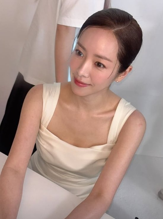 &apos;최정훈♥&apos; 한지민, 촉촉한 눈망울+빛나는 피부…부족한 게 뭐야? [★해시태그]