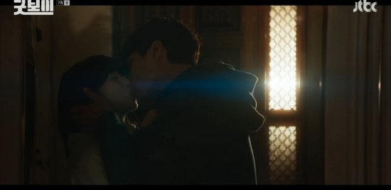&apos;굿보이&apos; 박보검, 오정세에 맞고 특수팀 해체 막았다…♥김소현과 키스  [종합]